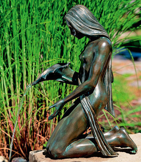 Gartenskulptur / Wasserspeier 'Mädchen mit Füllhorn', Bronze
