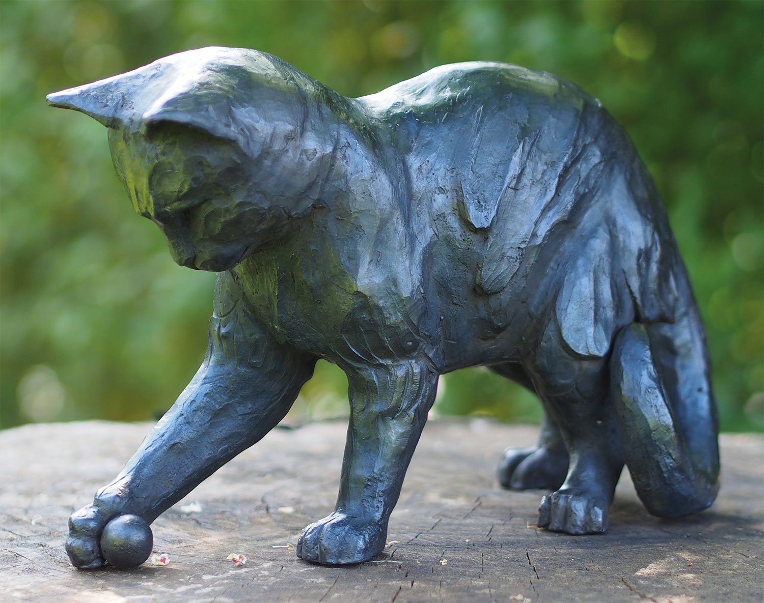 Gartenskulptur 'Verspielte Katze mit Ball', Bronze