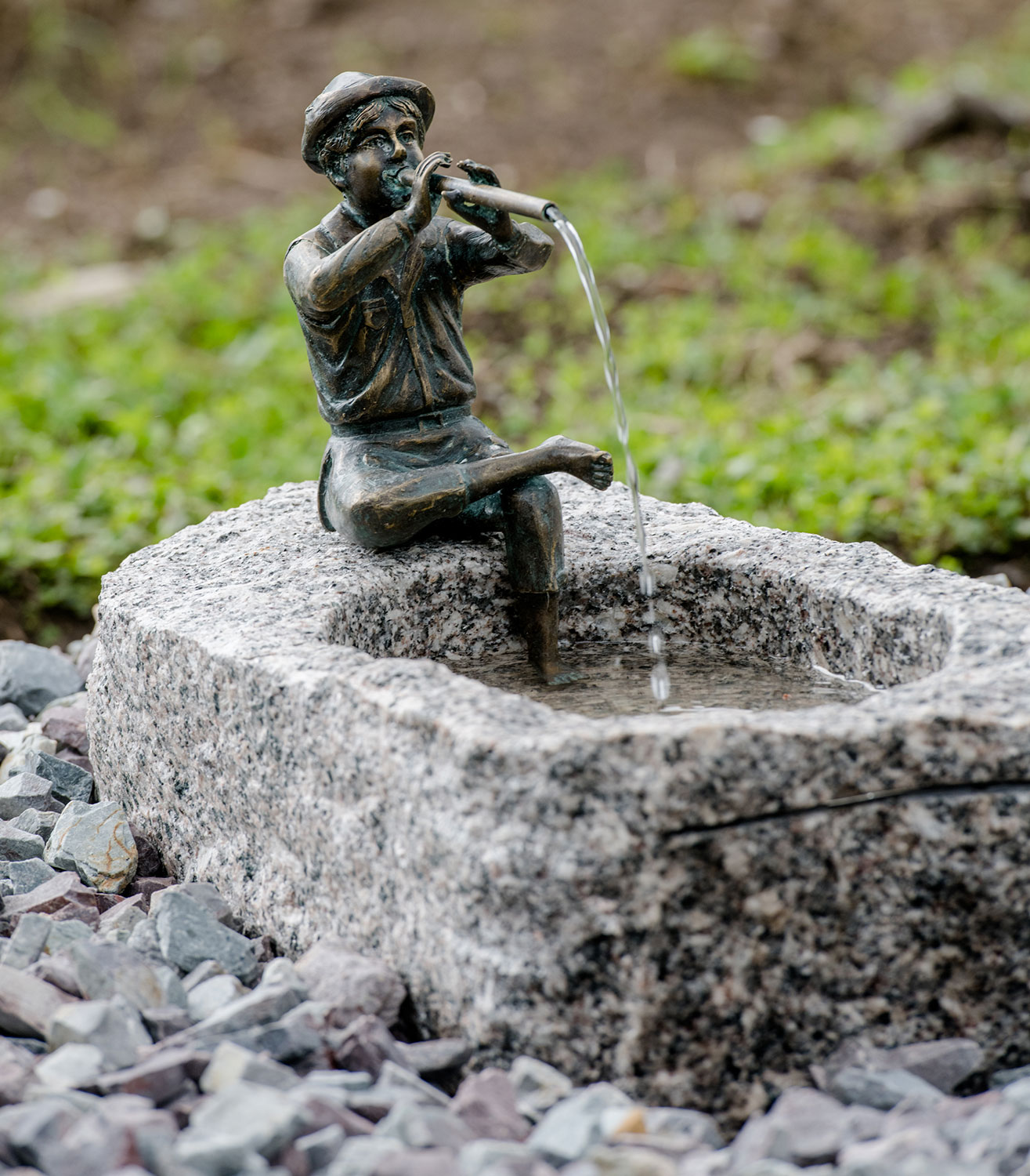 Gartenskulptur / Wasserspeier 'Flötenspielender Hannes' (ohne Stein), Bronze