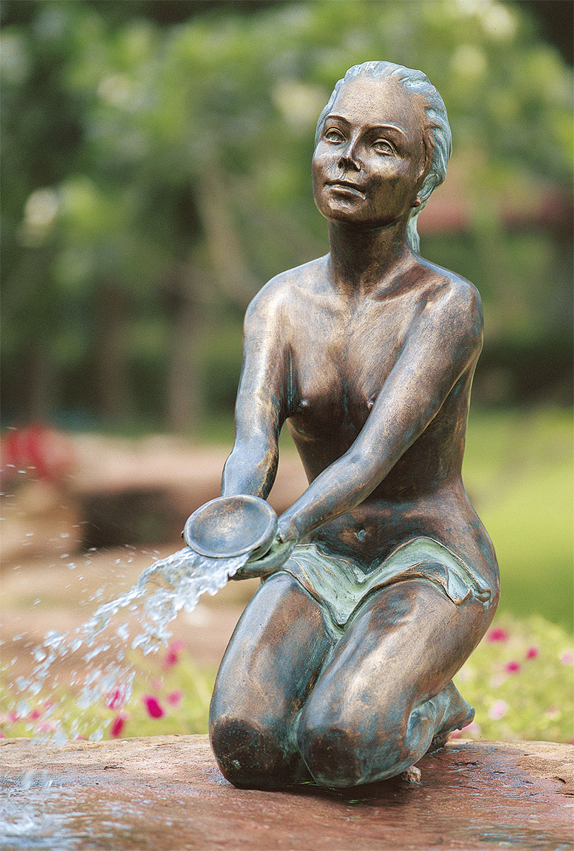 Gartenskulptur / Wasserspeier 'Nina mit Schale', Bronze