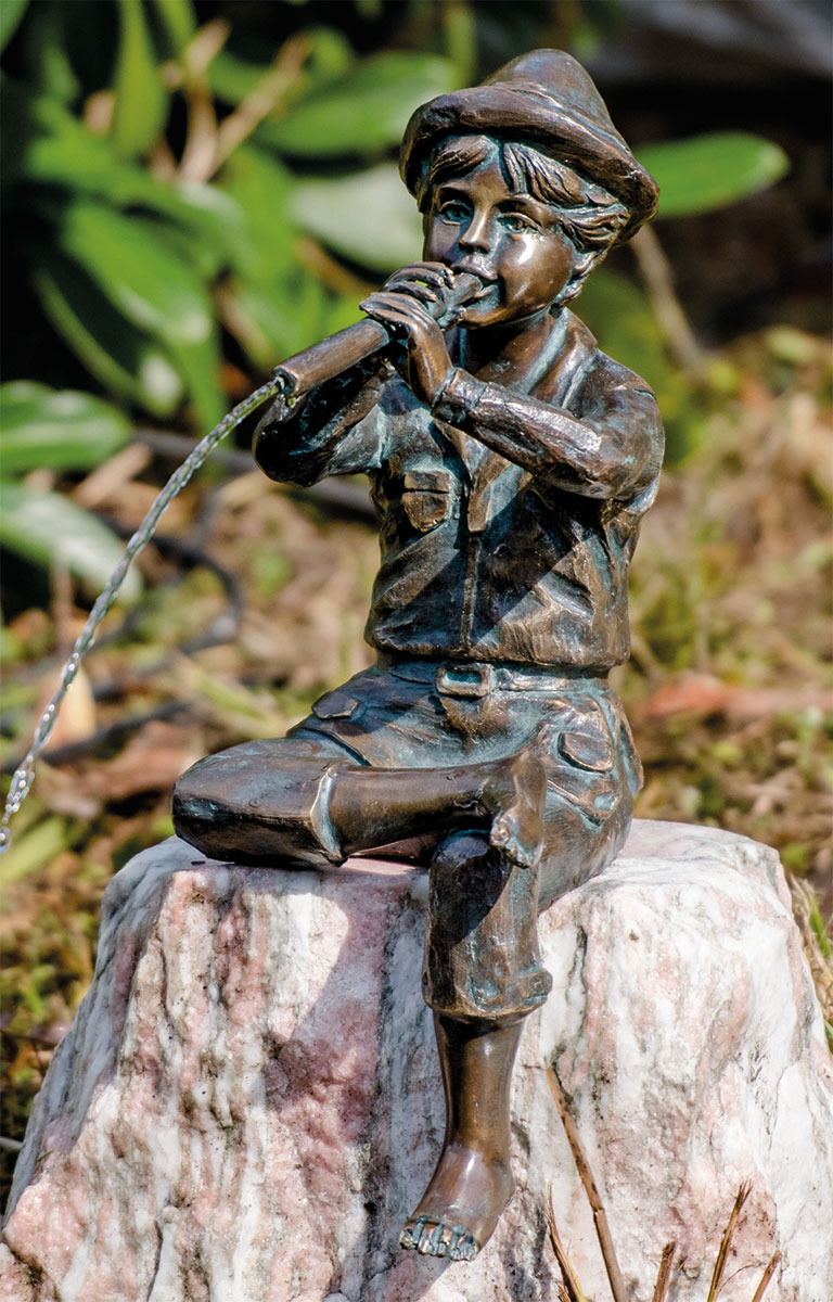 Gartenskulptur / Wasserspeier 'Hirtenjunge mit Flöte' (ohne Stein), Bronze