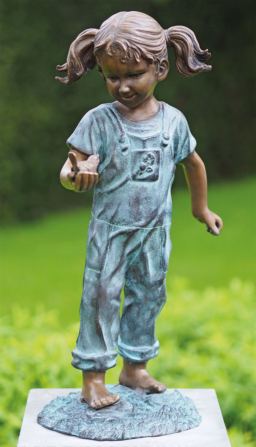 Gartenskulptur 'Emma mit Vogel', Bronze
