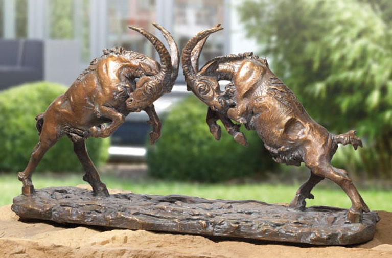 Gartenskulptur 'Kämpfende Böcklein', Bronze