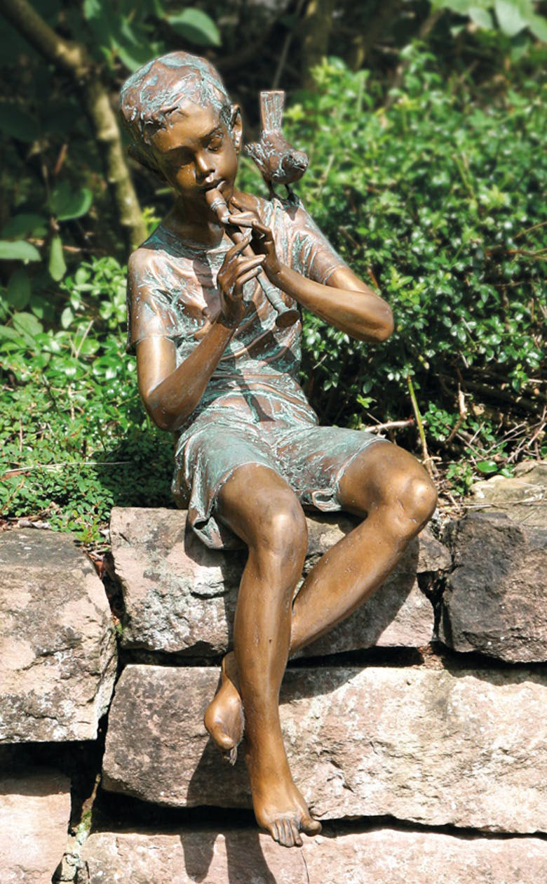 Pawel Andryszewski: Gartenskulptur 'Junge mit Flöte', Bronze