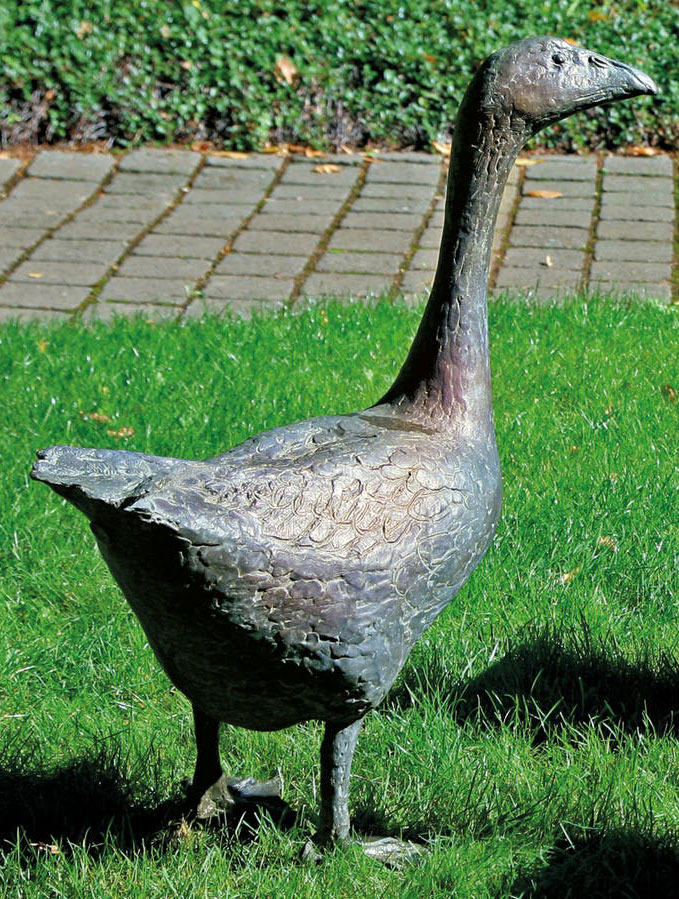 Hans Nübold: Gartenskulptur 'Gans, nach vorne blickend', Bronze