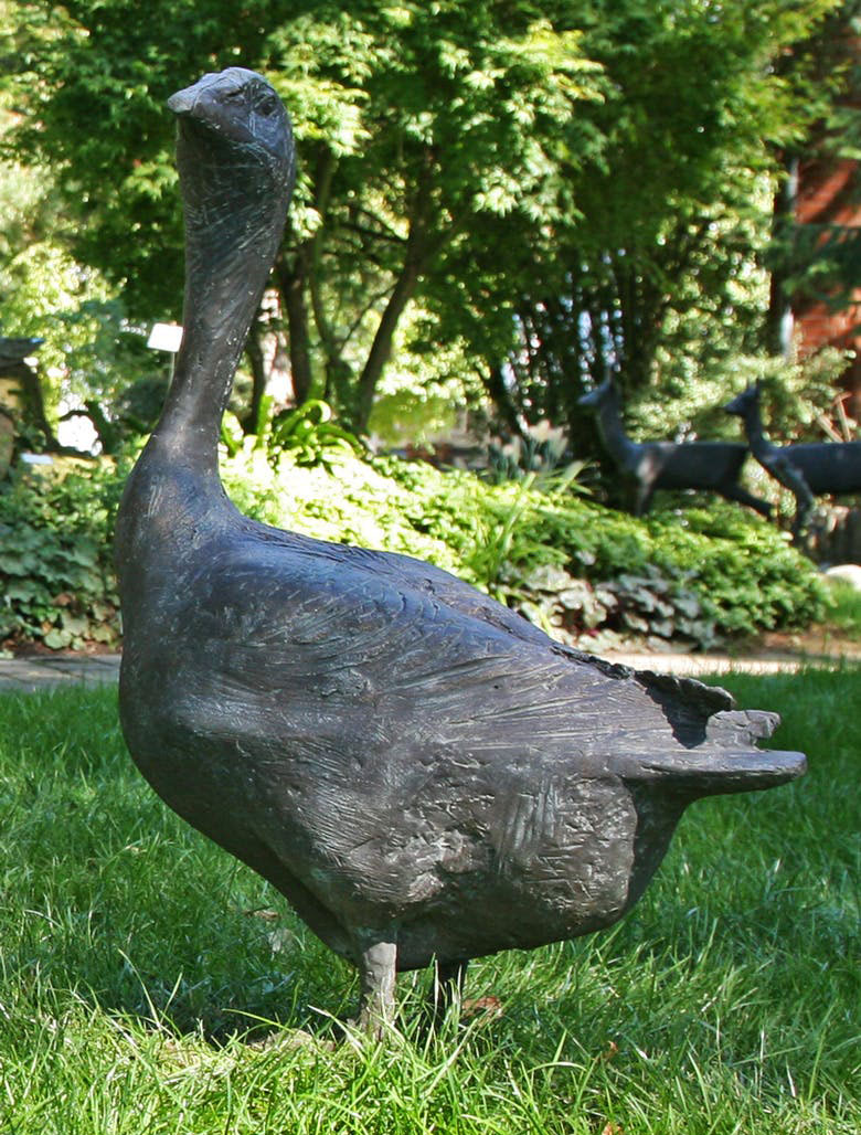 Hans Nübold: Gartenskulptur 'Gans, nach links blickend', Bronze