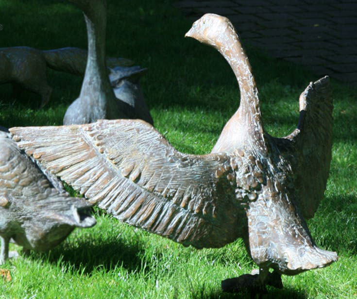 Hans Nübold: Gartenskulptur 'Gans mit ausgebreiteten Flügeln', Bronze