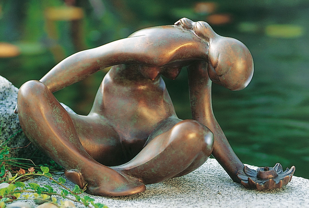 Théo Stuttgé: Gartenskulptur 'Mädchen mit Blume', Bronze