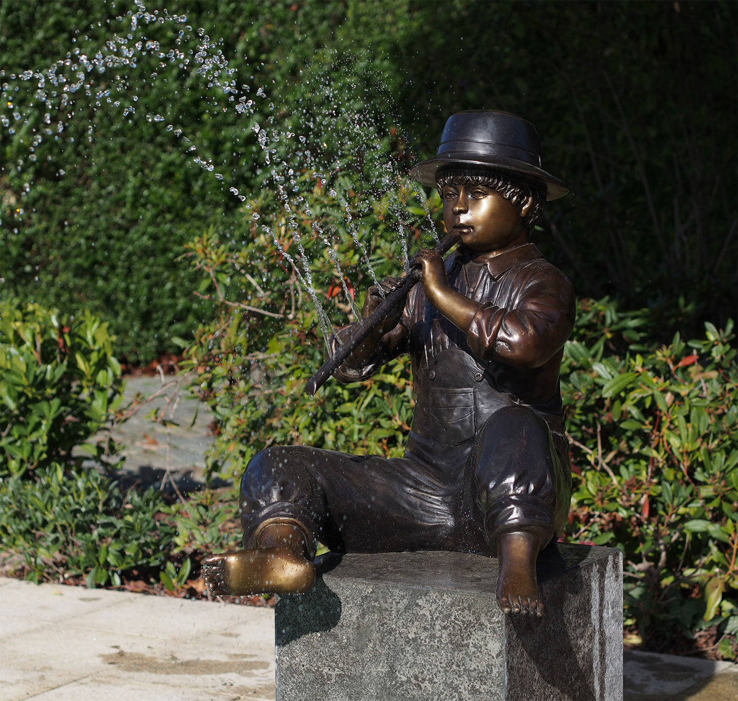 Gartenskulptur / Wasserspeier 'Flötenspieler Moritz' (ohne Sockel), Bronze