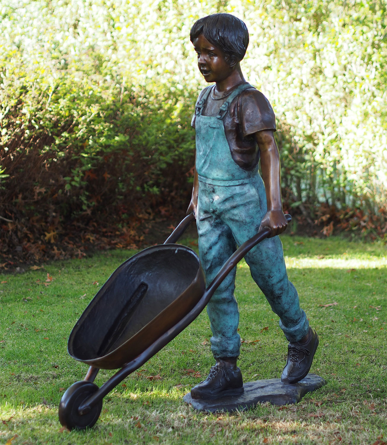 Gartenskulptur 'Paul mit Schubkarre', Bronze