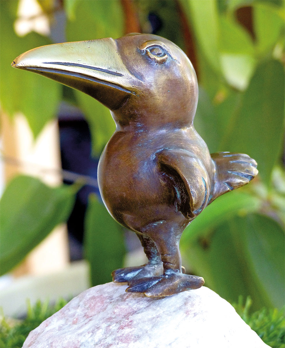 Gartenskulptur 'Rabe, geradeaus schauend', Bronze auf Stein