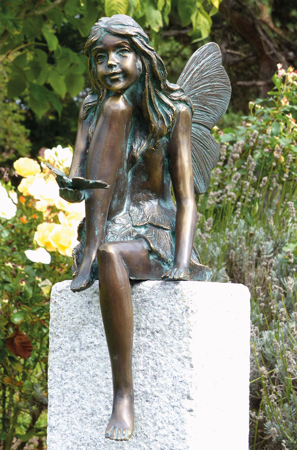 Gartenskulptur 'Fee mit Schmetterling' (ohne Säule), Bronze