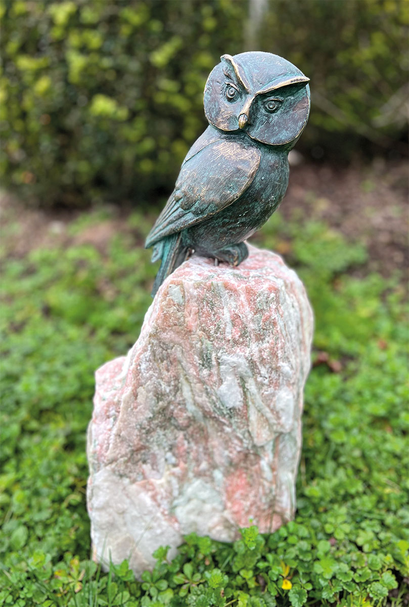 Gartenskulptur 'Schleiereule' (Version mit Rosario-Findling)