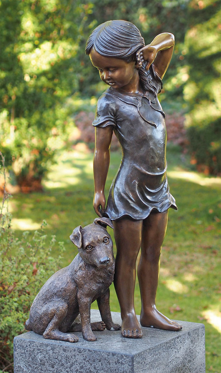 Gartenskulptur 'Mädchen mit Hund', Bronze