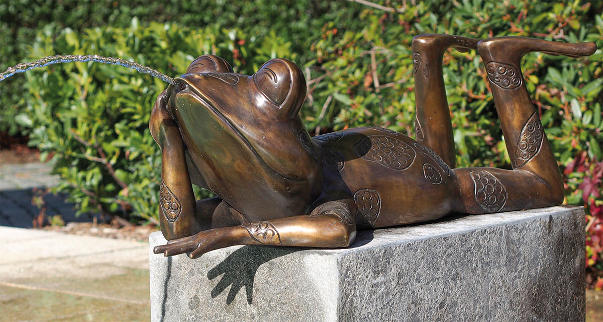 Gartenskulptur / Wasserspeier 'Liegender Frosch', Bronze