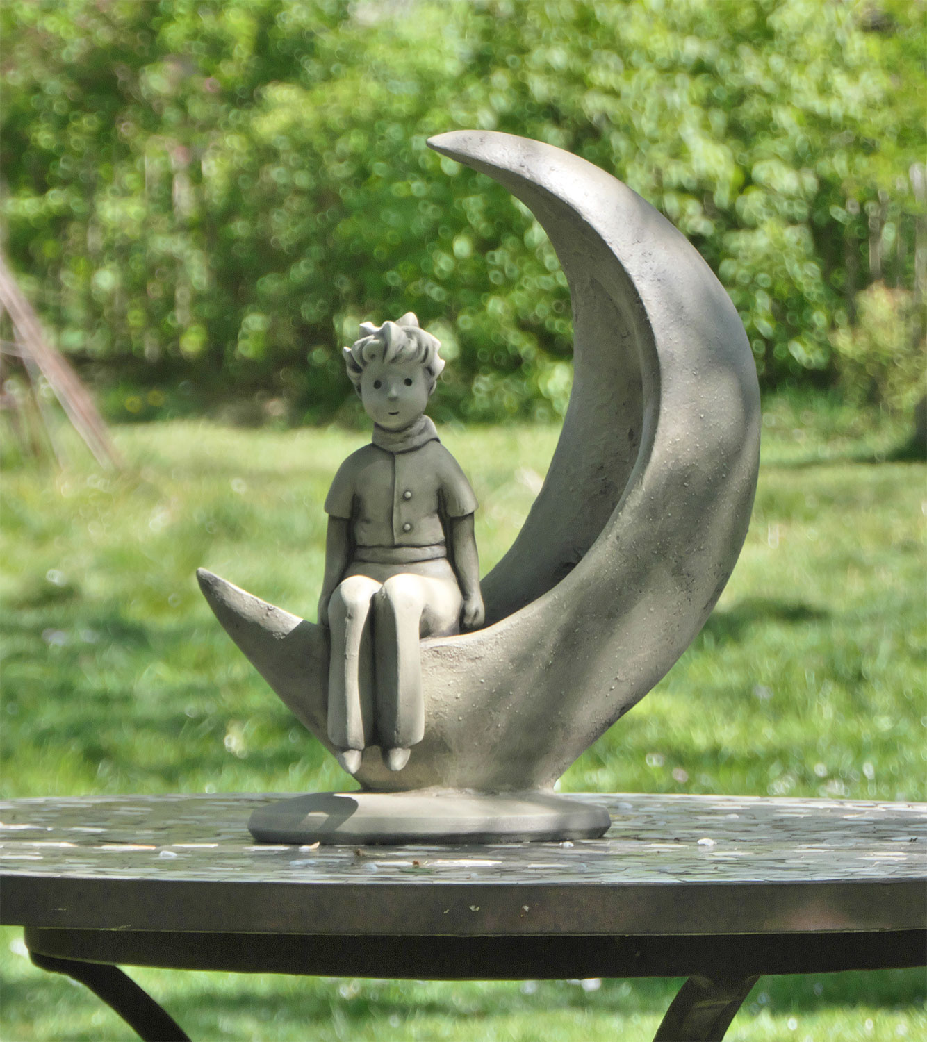 Gartenskulptur 'Der kleine Prinz im Mond', Steinguss