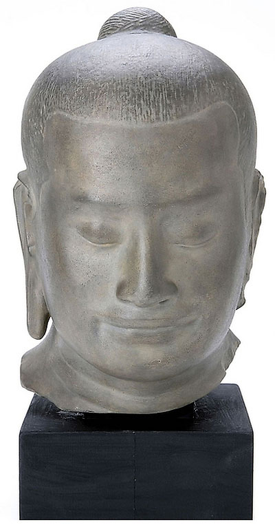 Skulptur 'Buddha Jayavarman VII' (1181-1218), Kunstguss auf Holzsockel