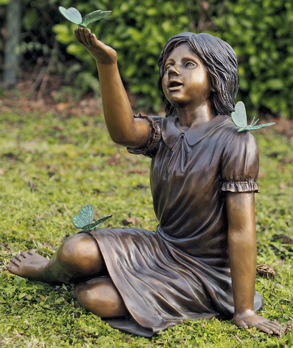 Gartenskulptur 'Britta mit Schmetterlingen', Bronze