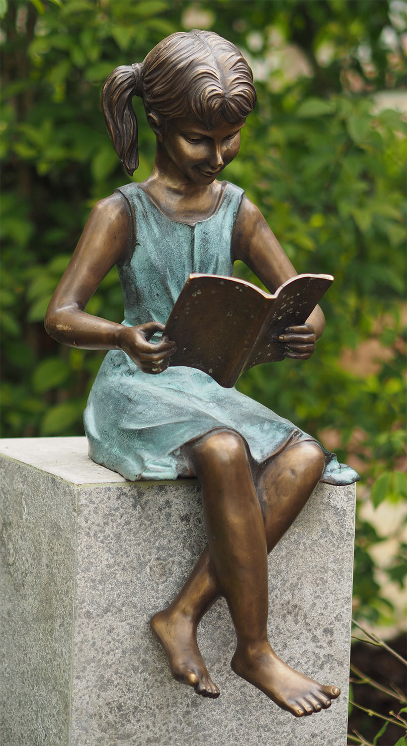 Gartenskulptur 'Lesendes Mädchen' (ohne Sockel), Bronze