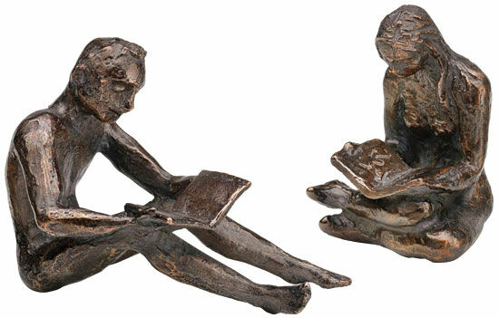Skulpturpar "Bokläsare (man) & Bokläsare (kvinna)", gjuten metall von Birgit Stauch