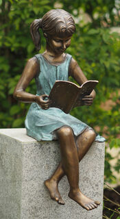 Trädgårdsskulptur "Reading Girl" (utan piedestal), brons