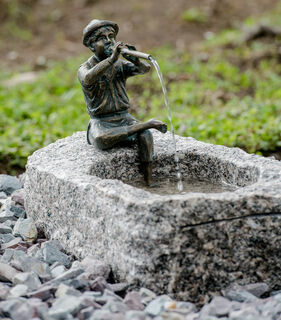 Tuinbeeld / waterspuwer "Fluitspelende Hannes" (zonder steen), brons