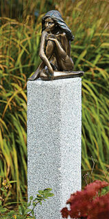 Trädgårdsskulptur "Demi" (version med stele)