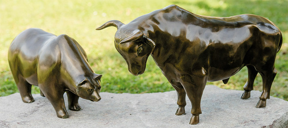 Uppsättning med 2 trädgårdsskulpturer "Bull and Bear", brons
