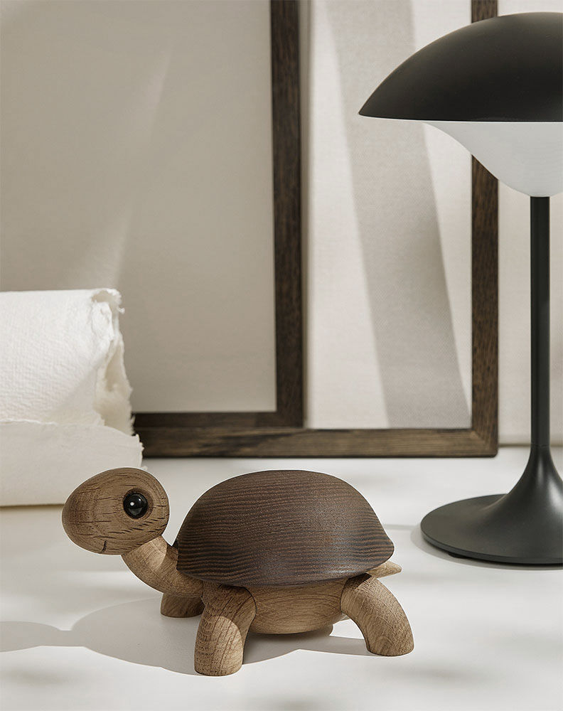 Figurine en bois "Turtle Slowy" - Design Chresten Sommer von Spring Copenhagen