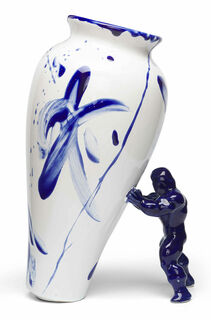 Keramikvas "My Superhero", vitblå version von Jasmin Djerzic