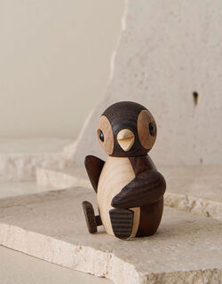 Träfigur "Penguin Baby Snow" - Design av Chresten Sommer von Spring Copenhagen