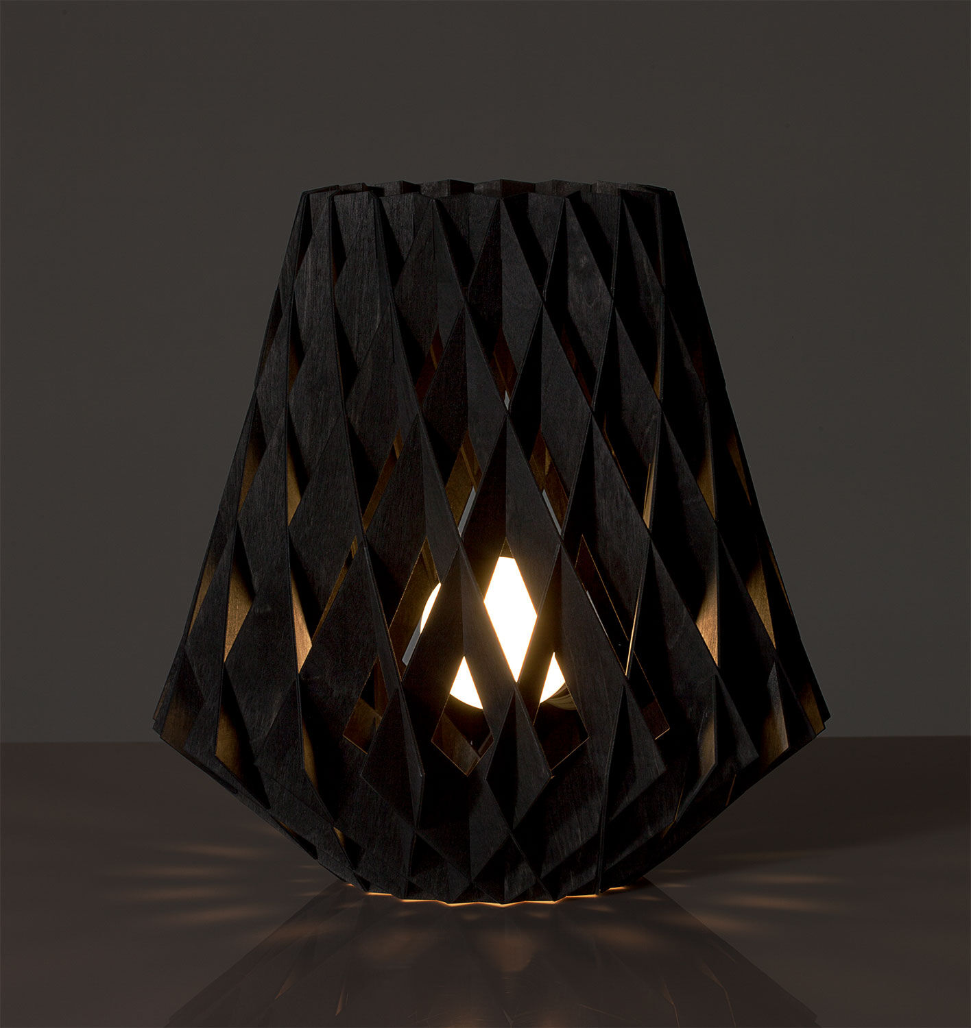 Bordlampe "Signature 18 Black" - Design Tuukka Halonen von Pilke