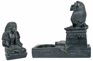 Skulptur i 2 delar "Den kunglige skrivaren Nebmertuf skriver under beskydd av guden Thoth", gjuten