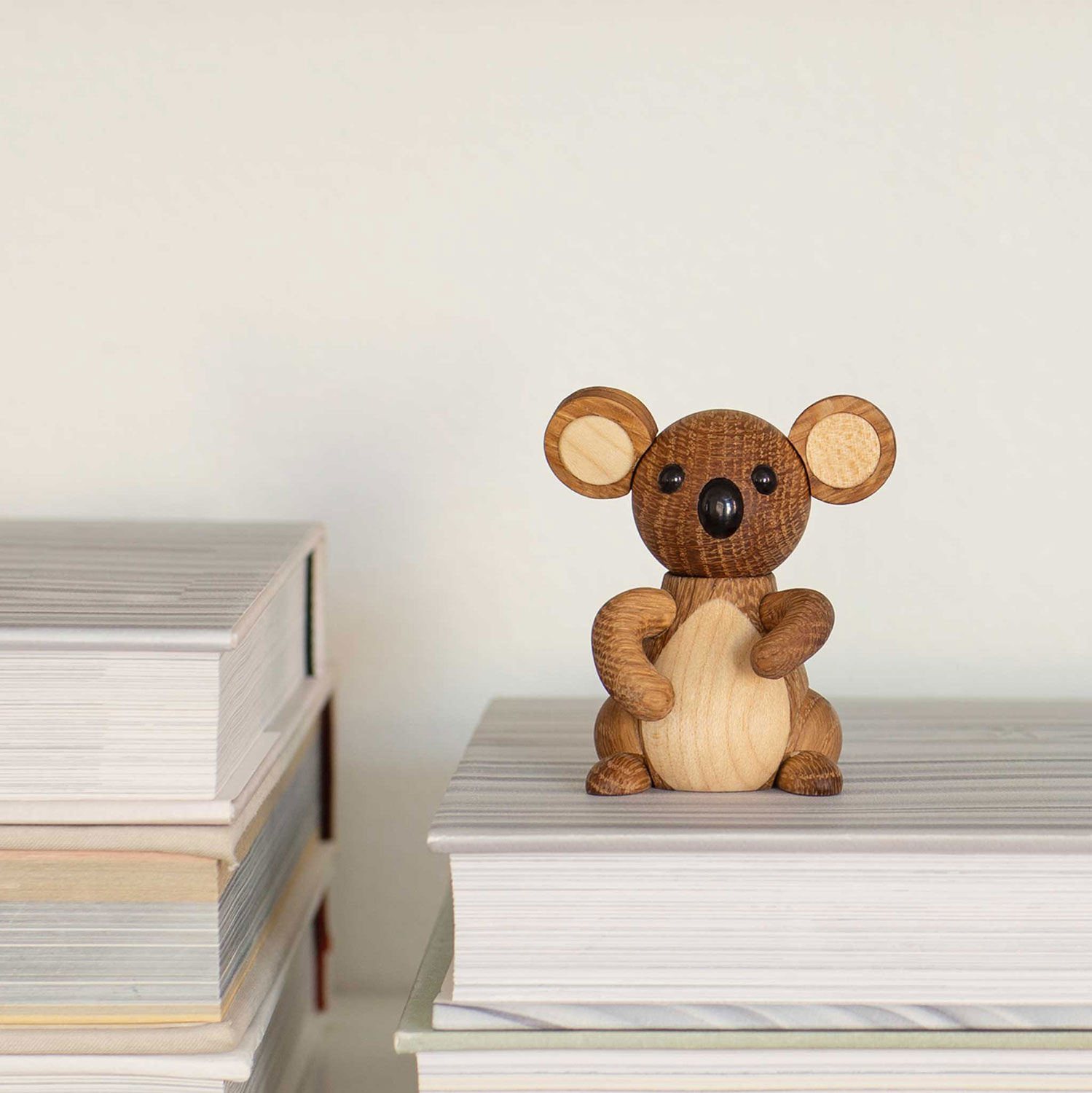 Træfigur "Baby Koala Joey" - Design Chresten Sommer von Spring Copenhagen