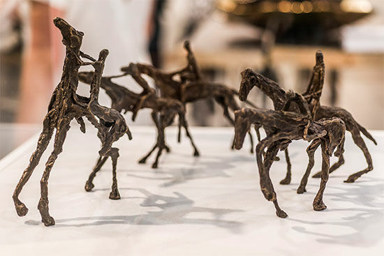 Uppsättning med 5 hästskulpturer "Att rida", brons von Ann Vrielinck