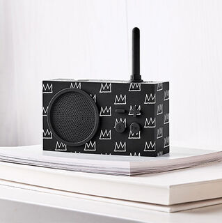 Mobiles UKW-Radio / Bluetooth-Lautsprecher "Tykho 3" - aus der Serie "Jean Michel Basquiat Crown" von Lexon