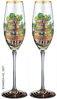 (699A) Set med två champagneglas "Husen hänger under ängarna"