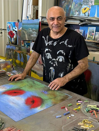 L'artiste Kani Alavi dans son atelier